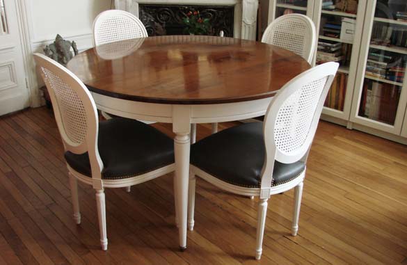 Table ronde bicolore en merisier avec allonges - Meubles Hummel