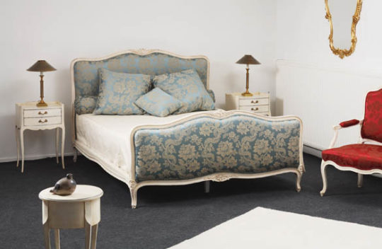 Lit Louis XV En Hêtre Massif Sculpté, Teinte Brune, Avec Recouvrement En Tissu, XXème