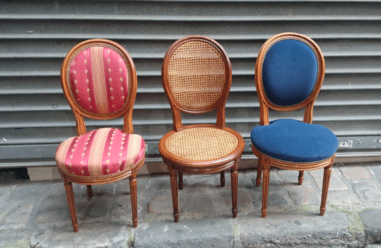Chaises Louis XVI médaillon, assise ronde, garnies tissu et cannées