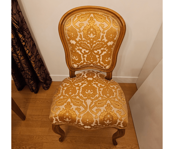 Chaise Louis XV moulurée, garnie tissu Tassinari & Chatel