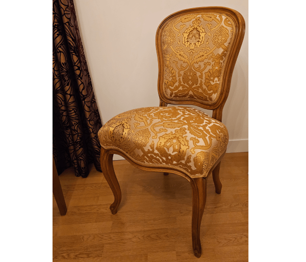 Chaise Louis XV moulurée, garnie tissu Tassinari & Chatel