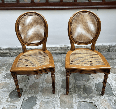 Chaises médaillon de style Louis XVI, cannées