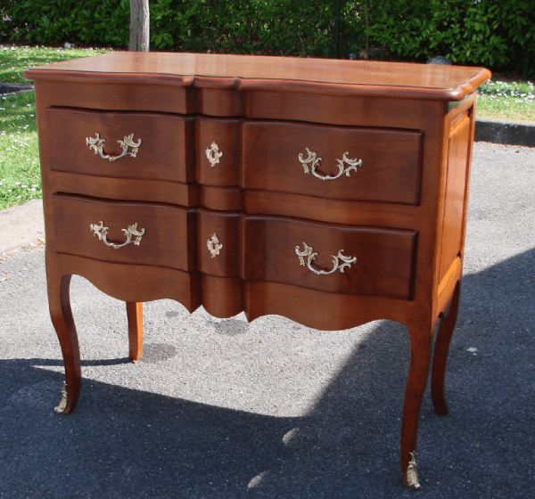 Commode de style Louis XV en merisier