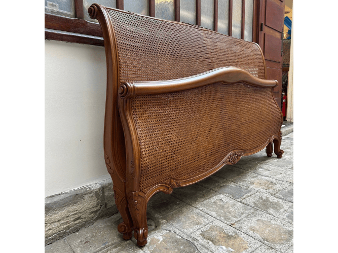 Lit crosse de style Louis XV, sculptures fleurs, panneaux cannés