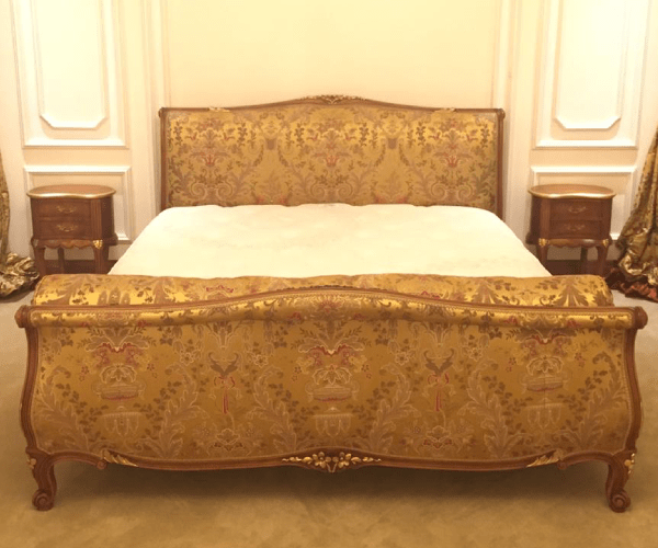 Lit crosse de style Louis XV, panneaux garnis tissu