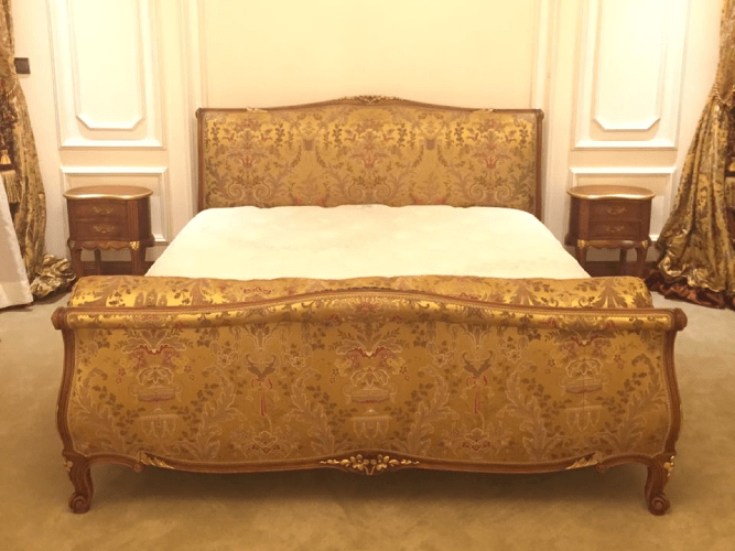 Lit crosse de style Louis XV, panneaux garnis tissu