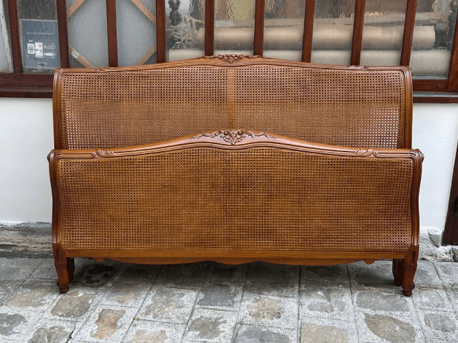 Lit crosse de style Louis XV, sculptures fleurs, panneaux cannés