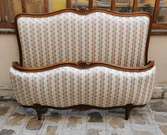 Lit demi-corbeille de style Louis XV, panneaux garnis tissu