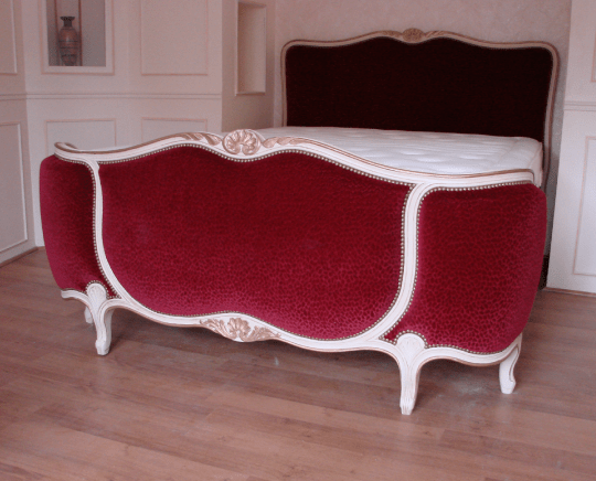Lit demi-corbeille raie de coeur, style Louis XV, panneaux garnis tissu