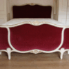 Lit demi-corbeille raie de coeur, style Louis XV, panneaux garnis tissu