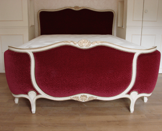 Lit demi-corbeille raie de coeur, style Louis XV, panneaux garnis tissu