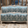 Lit de style Louis XV, garni tissu avec sculpture fleurs