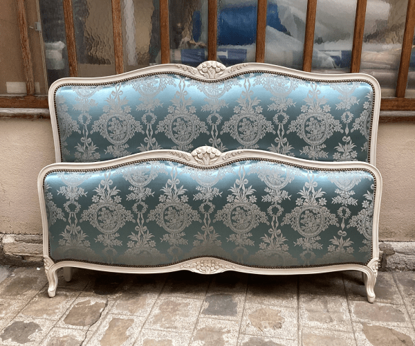 Lit de style Louis XV, garni tissu avec sculpture fleurs