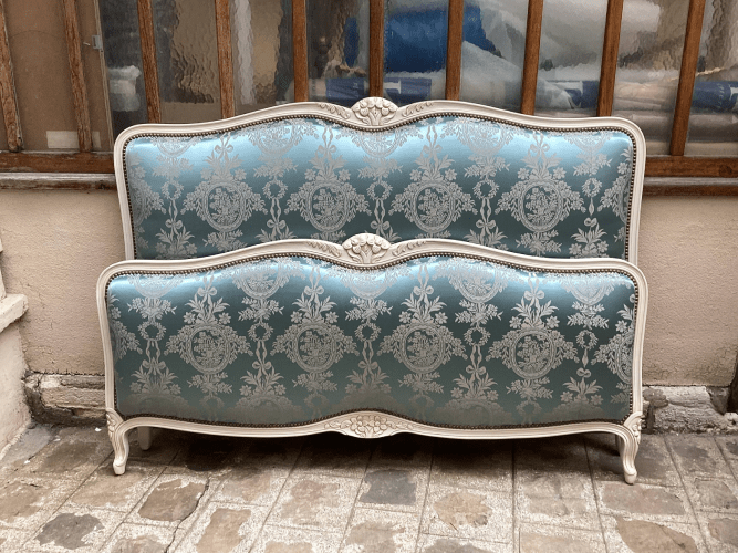 Lit de style Louis XV, garni tissu avec sculpture fleurs