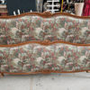Lit complet de style Louis XV, sculptures fleurs