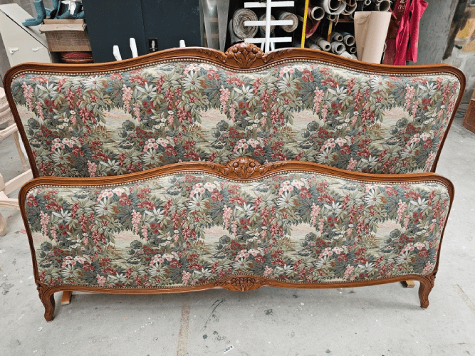 lit-louis-XV-garni-tissu-fleurs- Lit complet de style Louis XV, sculptures fleurs
