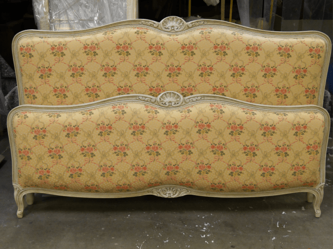 lit-louisXV-sculptures-coquilles Lit de style Louis XV, sculptures coquilles, panneaux tissu