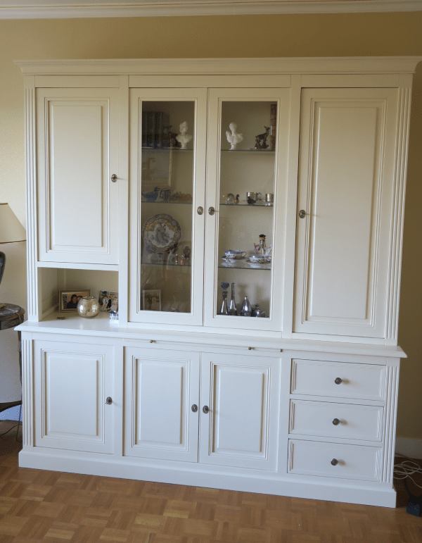 bibliotheque_merisier-laque-composition Bibliothèque en merisier, laquée blanc, avec composition sur-mesure