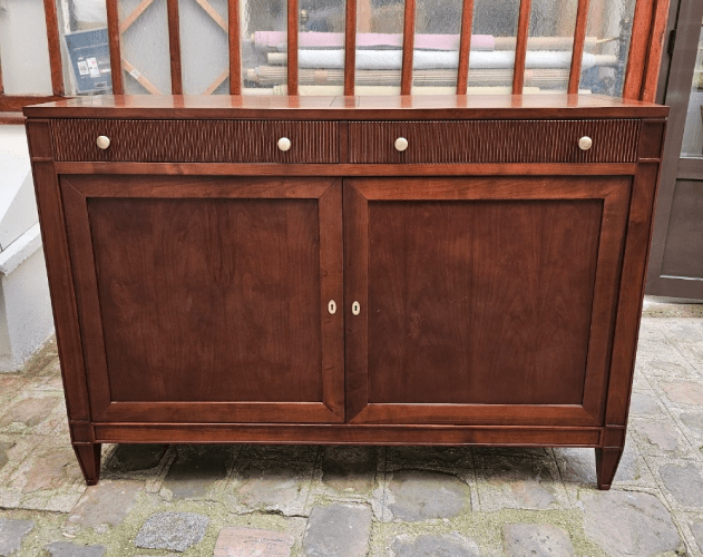 Buffet en merisier de style Directoire, avec 2 portes et 2 tiroirs