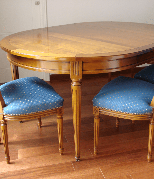 Table ovale en merisier de style Louis XVI