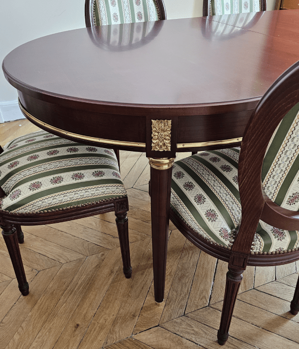 Table ovale en merisier, teinte acajou, style Louis XVI
