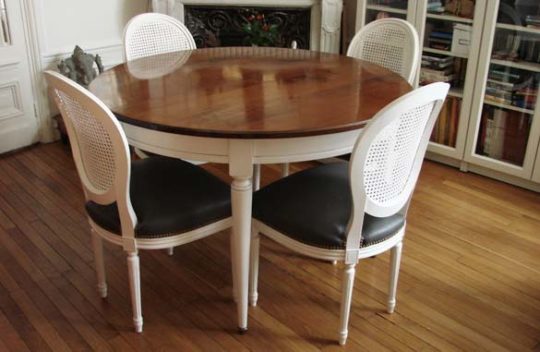 Table ronde bicolore en merisier