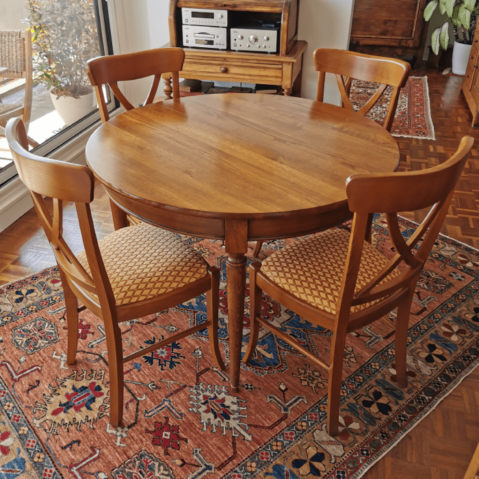 Table ronde en chêne, de style Louis XVI