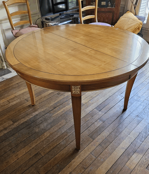 Table ronde en merisier de style Directoire avec bronzes