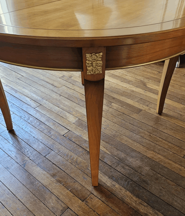 Table ronde en merisier de style Directoire avec bronzes