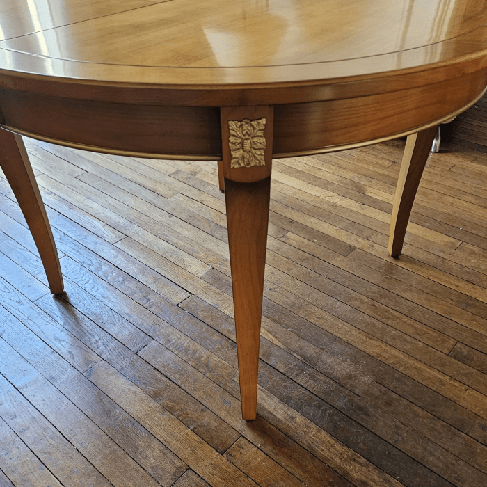 Table ronde en merisier de style Directoire avec bronzes