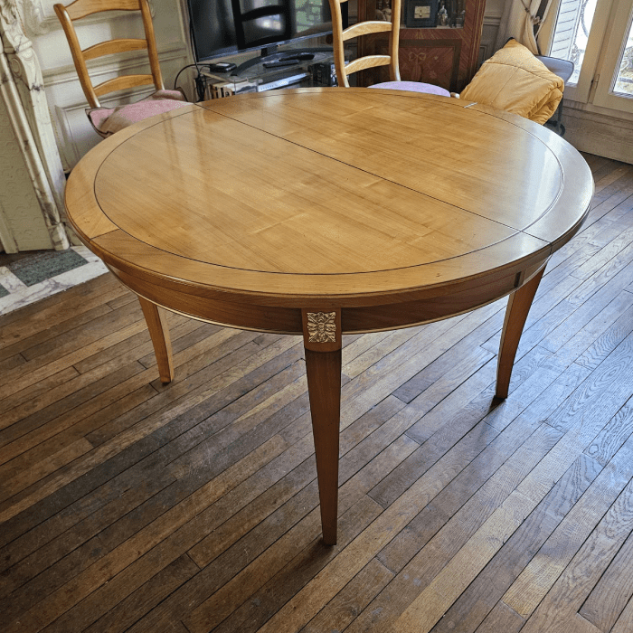 Table ronde en merisier de style Directoire avec bronzes