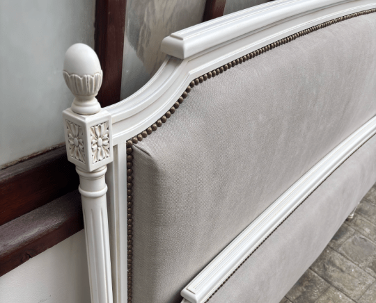 Lit complet de style Louis XVI avec panneaux en tissu