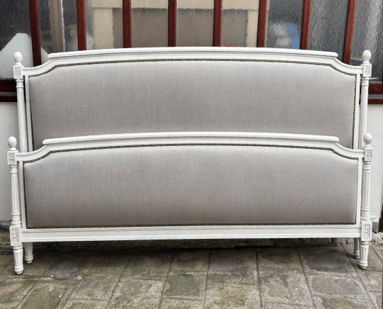 Lit complet de style Louis XVI avec panneaux en tissu
