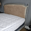 Lit socle de style Louis XVI, panneau tissu