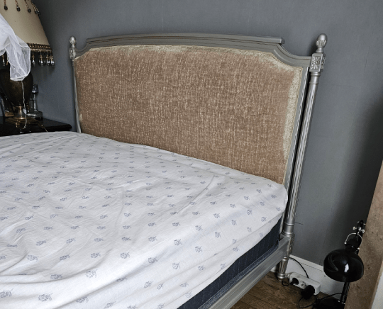 Lit socle de style Louis XVI, panneau tissu