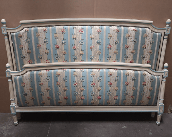 Lit de style Louis XVI, panneaux tissu