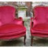 deux fauteuils … rouges de style Louis XV