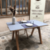 Table chevron en chêne et plateau céramique