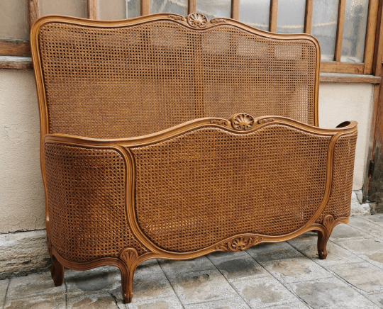 Lit demi-corbeille de style Louis XV, panneaux cannés, sculptures coquilles