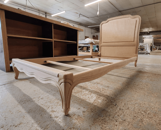 Lit mouluré de style Louis XV, socle, panneau bois