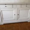 Buffet de style Directoire, laqué blanc, sur socle