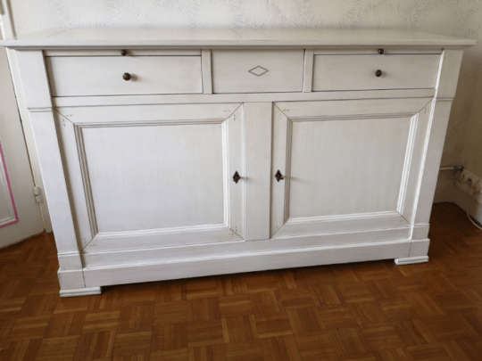 Buffet de style Directoire, laqué blanc, sur socle