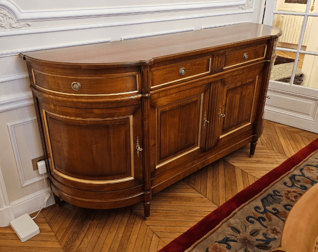 Buffet de style Louis XVI avec angles arrondis, en merisier, baguettes en laiton