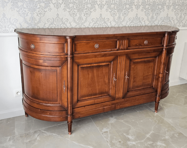 Buffet de style Louis XVI avec angles arrondis, en merisier