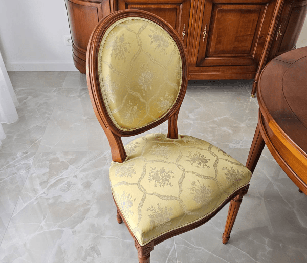 chaise-medaillon-style-louisXVI-soierie Chaises médaillon de style Louis XVI avec soierie