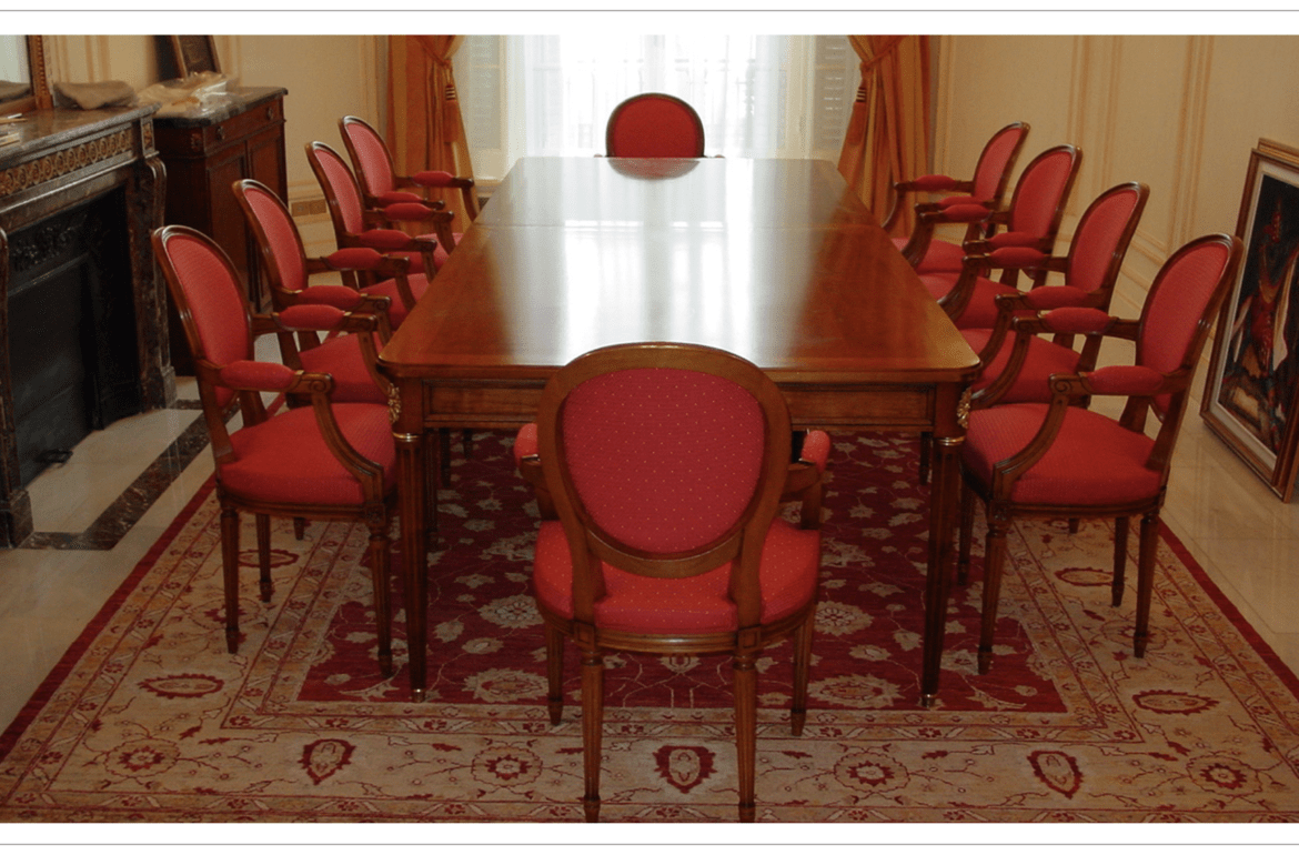 Salle à manger complète avec table et chaises de style Louis XVI