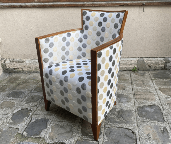 Fauteuil moderne à dossier droit, garni tissu