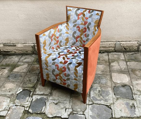 Fauteuil moderne à dossier droit, garni tissu