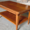 Table basse de style Directoire en merisier, avec tablette inférieure