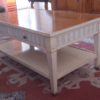 Table basse de style Directoire laquée, avec tablette inférieure